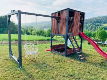 Plac zabaw, domki dla dzieci