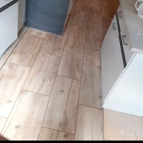 Układanie paneli parkietu