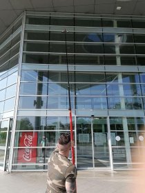 Mycie okien wewnątrz i zewnątrz, mycie alpinistyczne