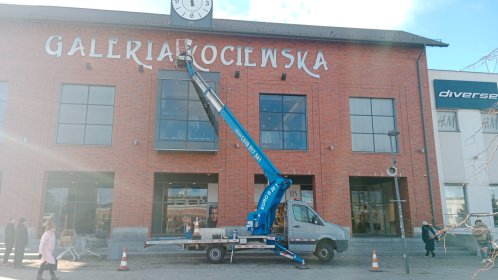 Mycie elewacji z podnośnika jakim dysponujemy oraz profesjonalna myjka spalinowa .