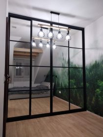 Szafa na wymiar z drzwiami przesuwnymi, otwieranymi. Szafa pod skosami