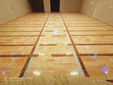 układanie podłogi z kamienia