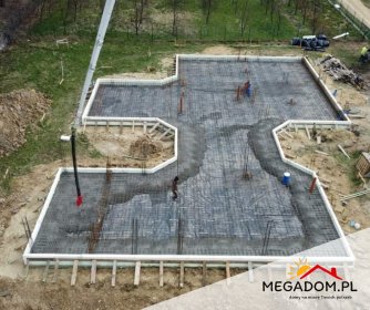 Wykonanie płyt fundamentowych i fundamentów na ławach.