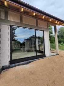 Jesteśmy producentem okien i drzwi z pcv i aluminium
