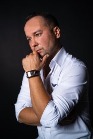 Zdjęcia studyjne z dojazdem do klienta. Wybór teł