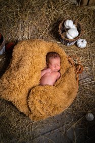 Zdjęcia noworodkowe w swoim mieszkaniu, domu lub w dowolnej lokalizacji.