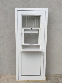 Drzwi z oknem podawczym do szkoły stołówki czy kuchni