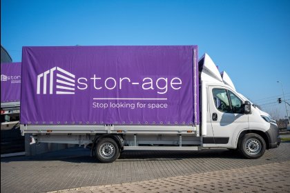 Wynajem busów transportowych z plandeką.