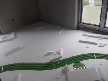 Układanie styropianu pod wylewki