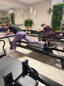 Trening grupowy pilates reformer