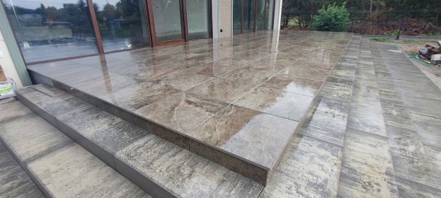 Układanie płytek ceramicznych