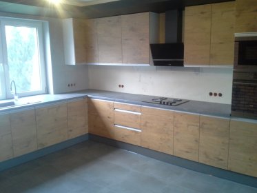 Skręcanie mebli w paczkach