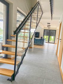 Produkujemy schody metalowe również ze stopniami drewnianymi i przeszkleniami.