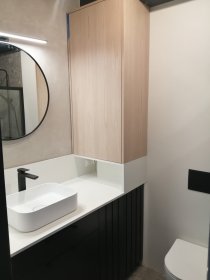 Zabudowa łazienki biało-czarna