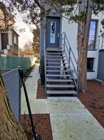 Schody dębowe na konstrukcji stalowej