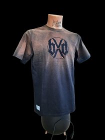 Oprócz projektowania oferuje również pomoc przy realizacji gotowego projektu na ubraniach.