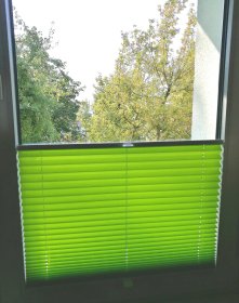 Rolety w kasetach i wolnowiszące.