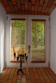 Żaluzje drewniane i aluminiowe. Moskitiery ramkowe i drzwiowe.