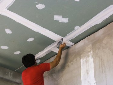 Gładzie gipsowe, ścianki i zabudowy z gips-kartonu