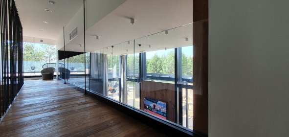 Montaż balustrad szklanych