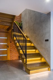 Schody wewnętrzne drewniane metalowe