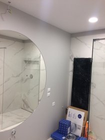 Malowanie ścian oraz sufitów .