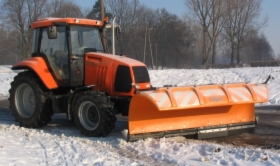 Odśnieżanie ciągnikiem z pługiem o szerokości 2.50m