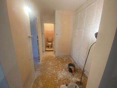 Układanie paneli podłogowych, montaż listew