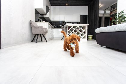 Układanie paneli, parkietu