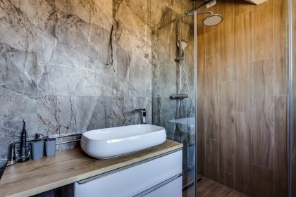 Układanie glazury, gresu, terakoty