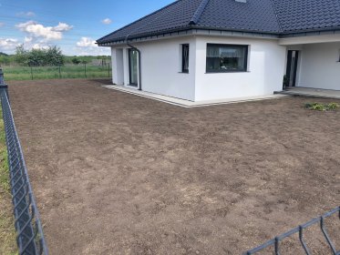 Przygotowanie terenu pod zasiew trawy wraz z zasiewem