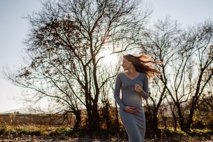 sesja brzuszkowa w domu lub w plenerze.