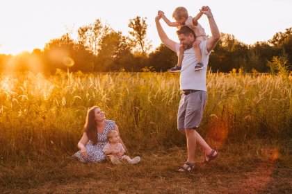 Sesja rodzinna w domu lub w plenerze