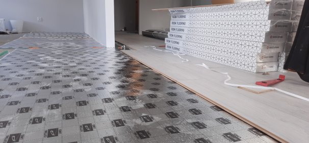 Ukladanie paneli podłogowych i parkietu