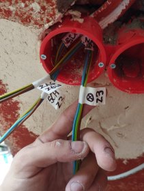 1 PUNKT ELEKTRYCZNY 3x2.5-3x1,5mm (np. gniazdo / łącznik światła)