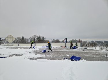 Odśnieżanie dachów wielkopowierzchniowych