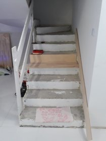 Układanie trepów drewnianych na schody betonowe