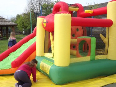 Oferujemy różnego rodzaju dmuchańce dla dzieci i dorosłych typu zjeżdżalnie,tory przeszkód