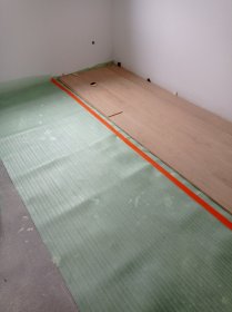 Układanie paneli podłogowych