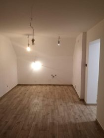 Malowanie ścian, kładzenie ozdobnego rynku i płytek