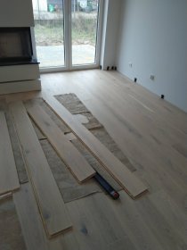 Układanie parkietu i paneli metodą pływającą, na klej, montaż listew przypodłogowych