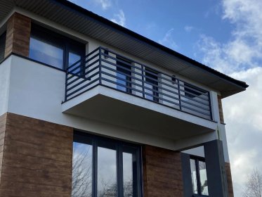 Balustrady malowane proszkowo.