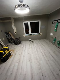 Układanie paneli podłogowych z montażem listew