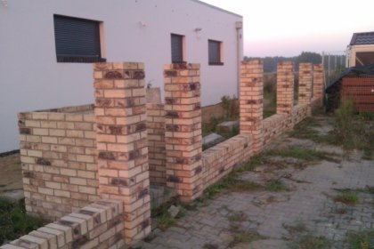 Murowanie elewacji i ogrodzeń z cegły klinkierowej oraz ręcznie formowanej