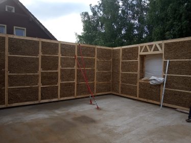 Domy ze słomy i gliny w technologii prefabrykacji