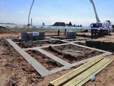 Prace budowlane , fundamenty , mury , zbrojenie