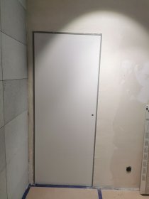 Demontaż i montaż lub sam montaż różnego rodzaju ościeżnic oraz skrzydeł drzwiowych.