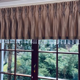 Szycie paneli i lambrekinów dekoracyjnych – stylowa oprawa każdego okna