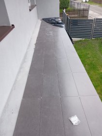 Skuwanie starej posadzki wylewanie betony plytkowanie