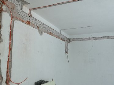 układanie instalacji elektrycznej.